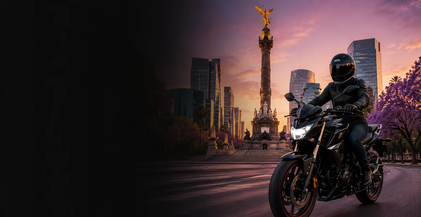 Motociclista en Paseo de la Reforma frente al Ángel de la Independencia
